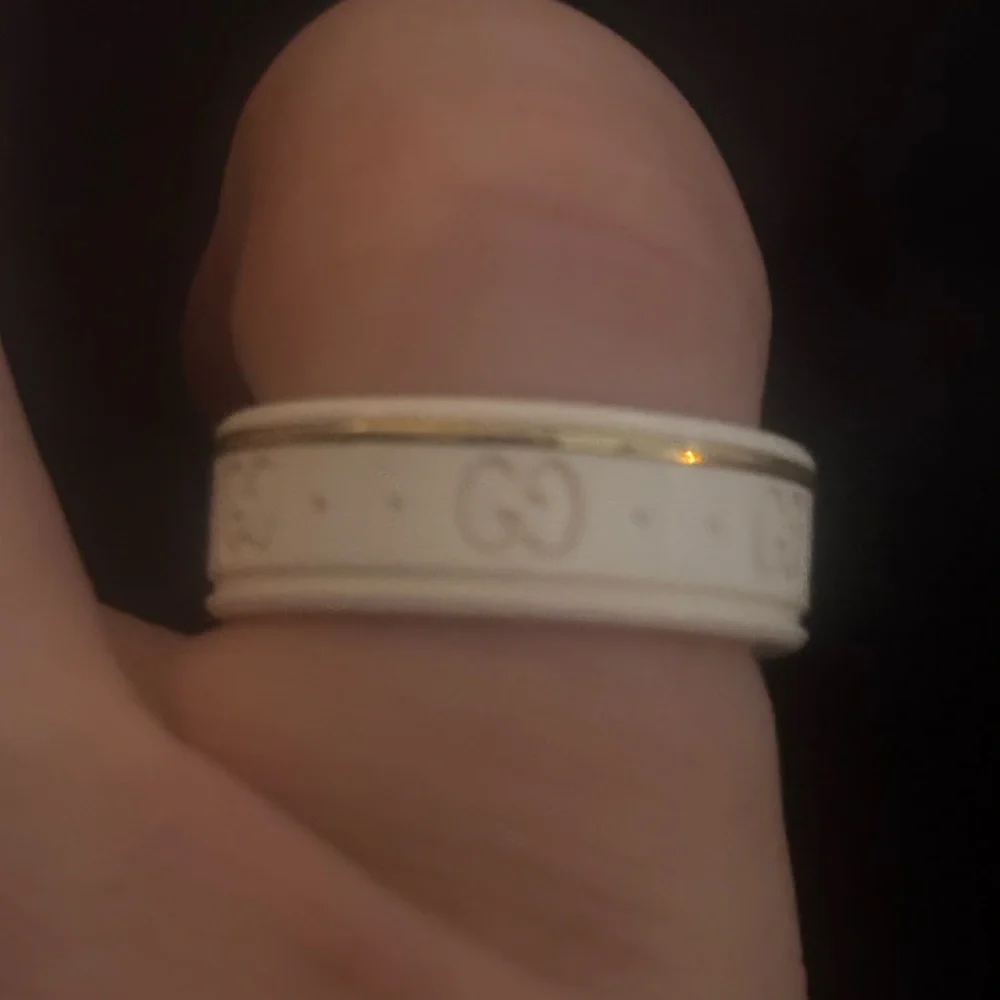 Gucci White and Gold Wearable Ring - Picture 4 of 6